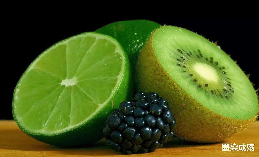 猕猴桃好吃难剥，总把手弄得脏脏的，但是你还没掌握方法