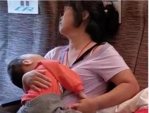 妈妈们|高铁上,母亲“紧拽”俩娃照片被疯传,为母则刚,实在让人感动