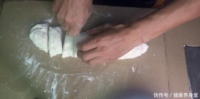 想吃椒盐油酥烧饼的不用买了,完整的做法,外酥里软,非常好吃!