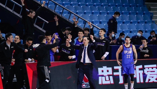 主帅|5战4胜!CBA老牌球队崛起,争议老总扬眉吐气,救火主帅获认可