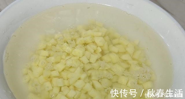 小孩|豌豆粒和土豆这做法真好吃，营养好又开胃下饭，大人小孩都爱吃