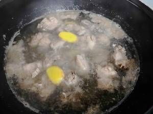 养生菜谱，茶树菇炖排骨汤，做法简单，营养丰富，适合冬天