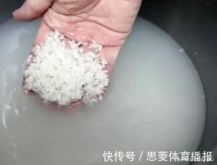 清水洗草莓，比不洗还脏！用这两样水洗，脏东西自动跑出来！