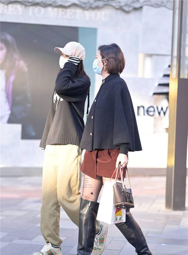 美女 秋冬时节，选择黑色丝袜的姑娘很多，搭配长靴还是搭配短靴更好？
