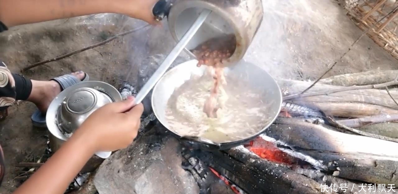 尼泊尔|尼泊尔山区农村建房子,主人砍五斤黑猪肉,红烧猪肉招待帮忙的