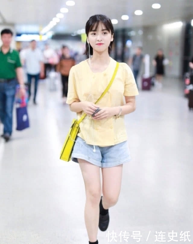 衬衣|当沈月李子璇同在机场穿花衬衣,终于见识到95后中也有鸿沟!