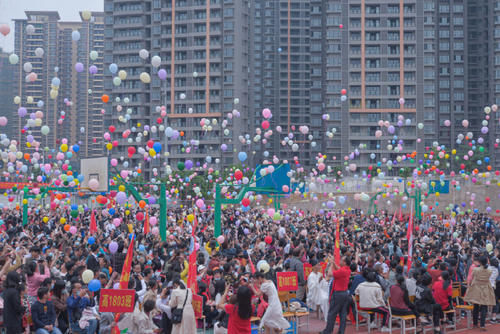 中学“花式宠”高考生，上演“感动瞬间”，堪称“大型飙泪现场”