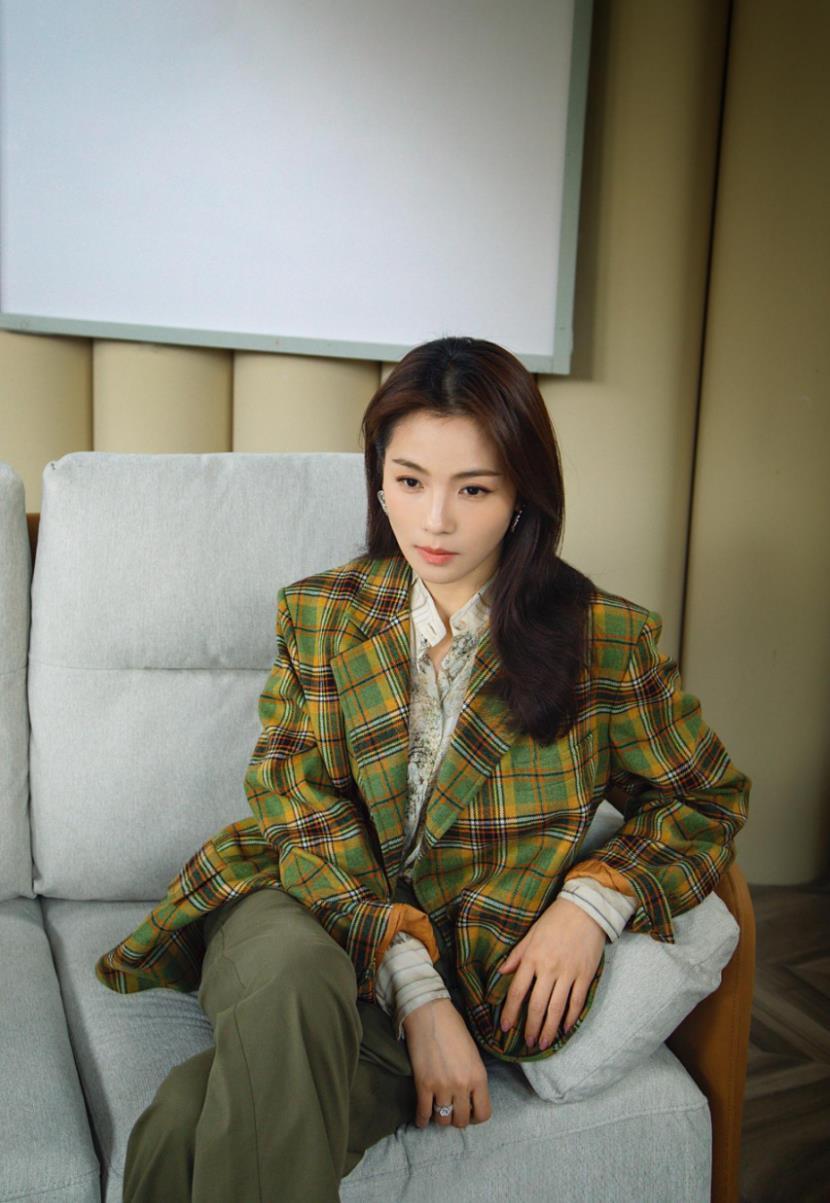 t恤|秋冬纯色西装的穿搭未免老气!格纹西装才是正统,尽显帅气风格