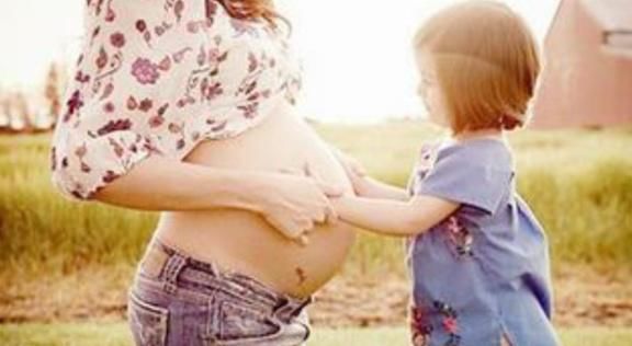 羊水|二胎分娩后，宝妈问孩子性别，医生却笑而不语，知道原因她感动坏