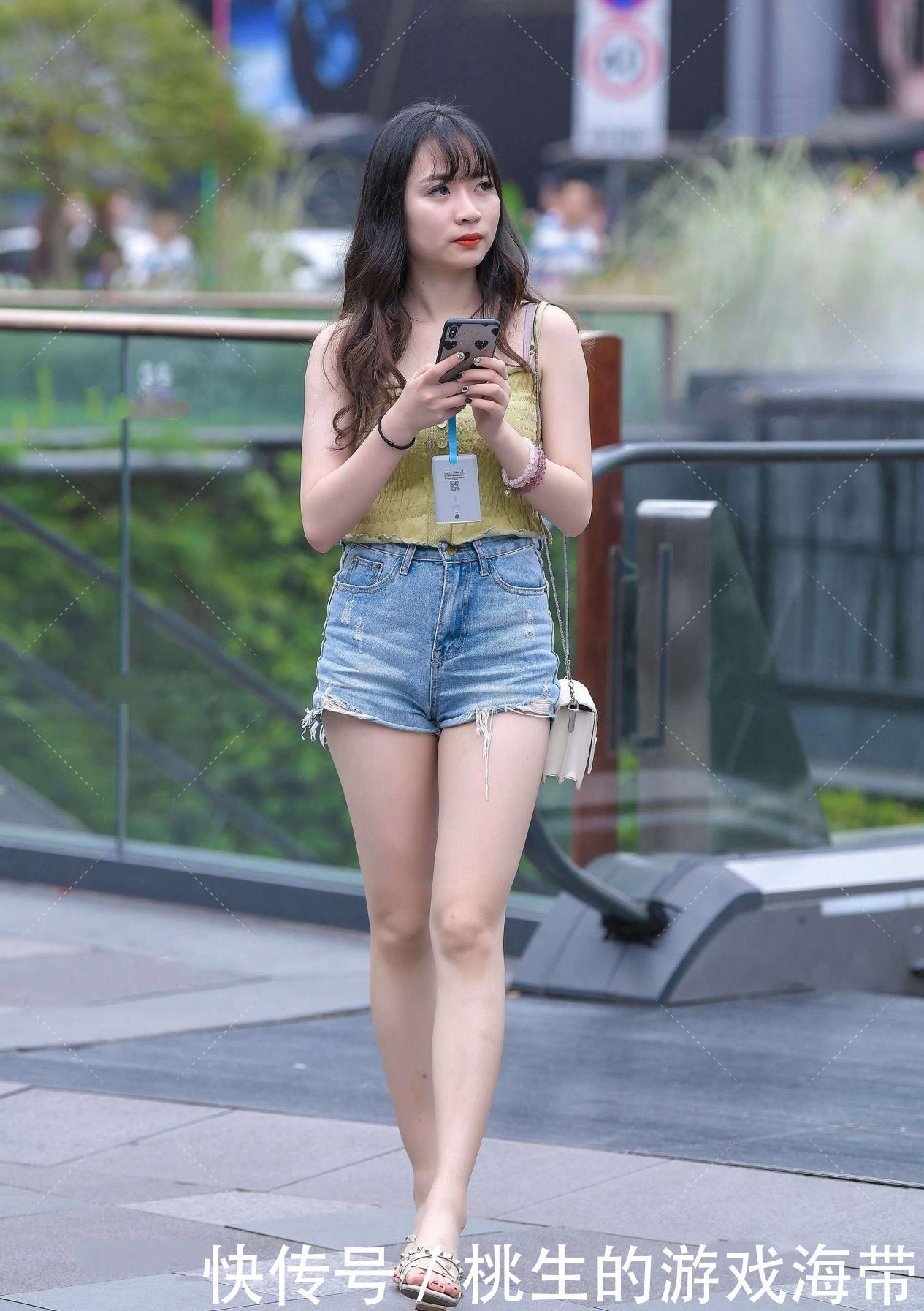 背心|年轻女孩怎么穿更显青春感?背心加短裤,帮你达成时尚小目标