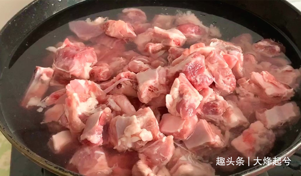 反复提醒，炖排骨时万万不要先焯水，牢记2步，排骨鲜嫩无腥味