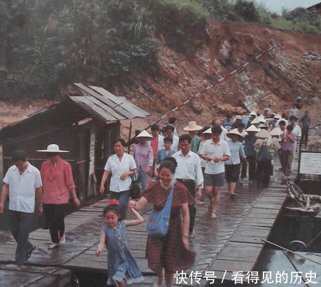 1992年广西东兴边贸市场 中越界河北仑河上满是运货的小船