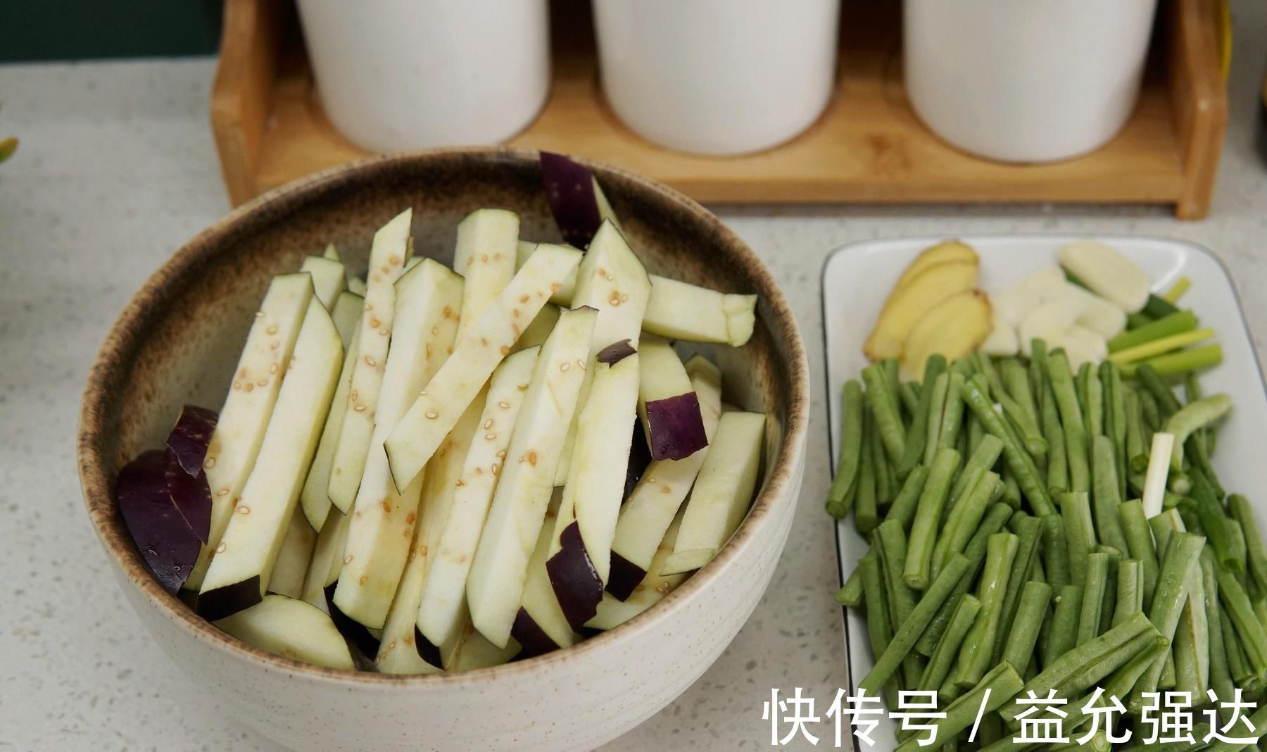 茄子|做茄子烧豆角,炒前加一步,茄子香软,豆角入味,吃的盘底都不剩