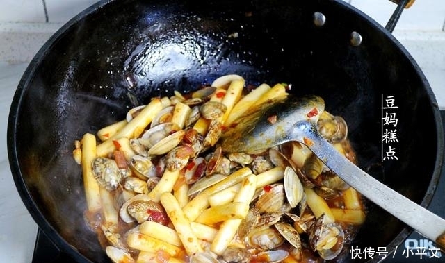 鲜香|蛤蜊炒年糕的做法,不到10分钟就上桌,软糯鲜香,下饭一绝