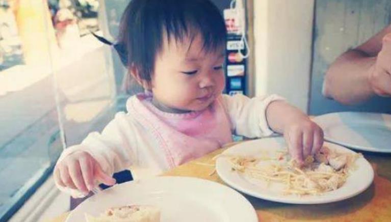 一日三餐|孩子1岁后,家长要避免4个错误行为,以免耽误孩子长高,别不懂