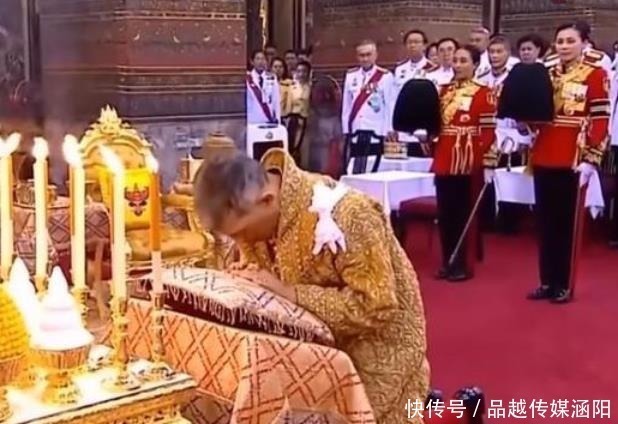 荣华富贵|苏提达活得太累!祈福大典突然用膝盖走路,67岁泰王都被惊到