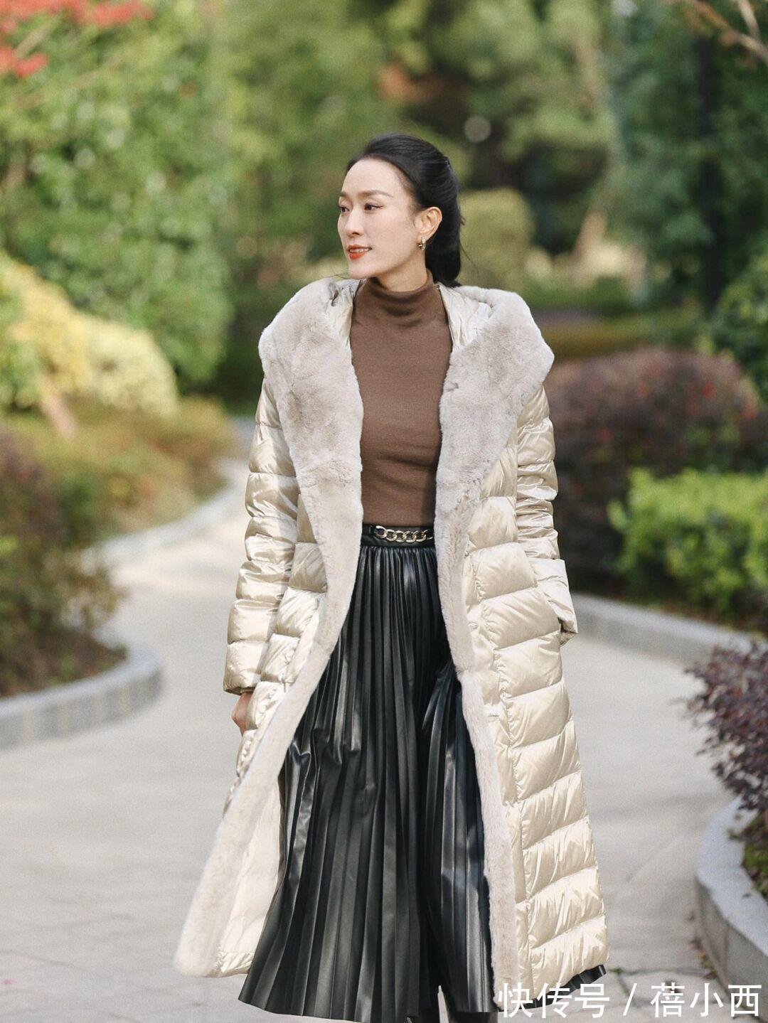 立领处 见过世面的女人,都喜欢“羽绒服”的搭配,这才是真正的优雅
