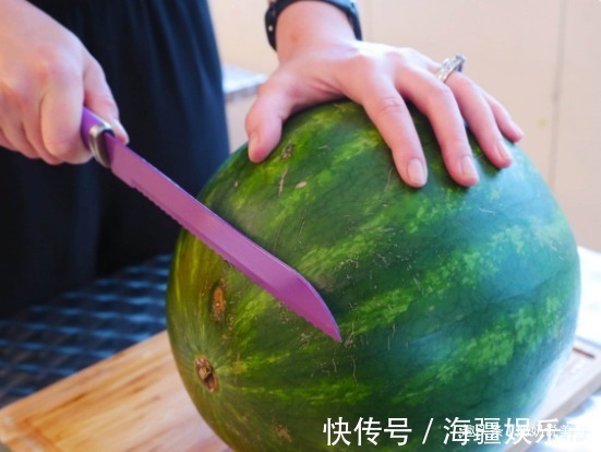 三位月嫂来应聘,每人切了一盘西瓜,媳妇看后,果断选了第3位!