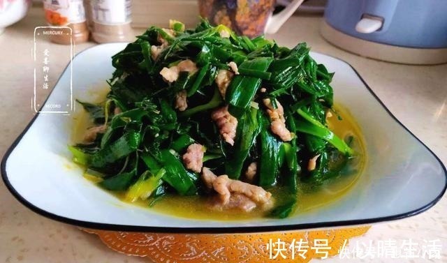 这样做的蒜苗炒肉丝,蒜苗鲜嫩翠绿,肉丝嫩滑美味,因多加这两步