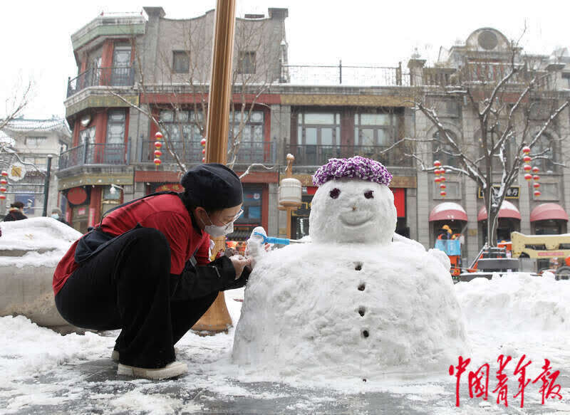 前门商业街|雪后的北京前门大街 小雪人“争奇斗艳”