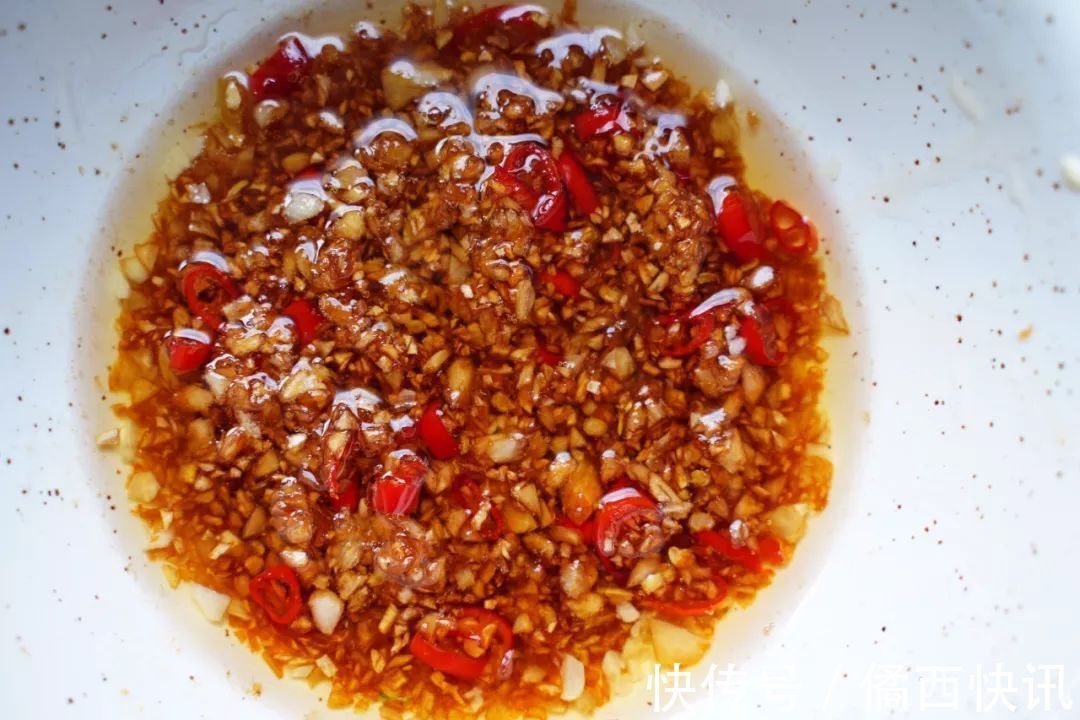 吃8个扇贝要配2头蒜，这样的蒜蓉粉丝蒸扇贝味最正！蒜香超浓郁！