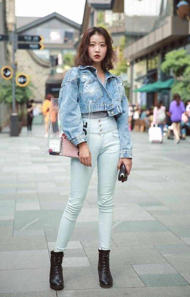 街拍:小姐姐内搭一件白色的背心,显得清爽又气质,十分的有魅力