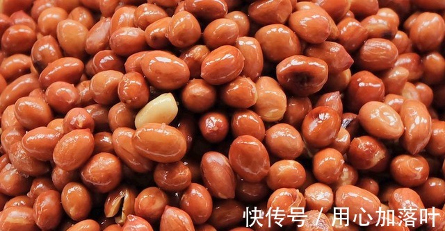 炸花生米，别再直接下锅炸，3个窍门掌握好，又酥又脆，越嚼越香！