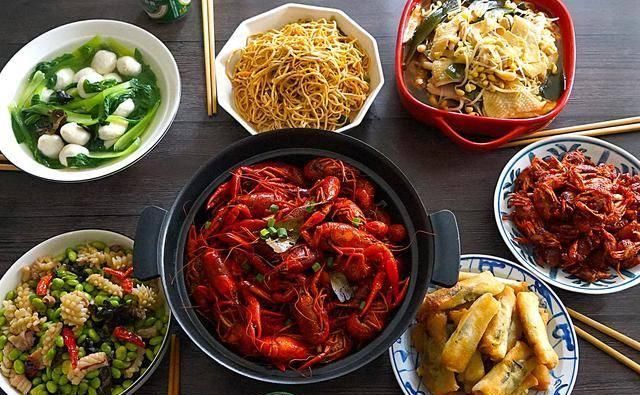 晒晒|晒晒我家今天母亲节的午餐,5个人6菜1汤,妈妈和婆婆吃得最开心