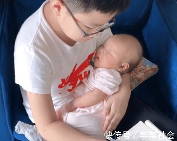 哥哥|全网“最暖哥哥”照顾二胎走红,网友:这样的儿子,给我来一打