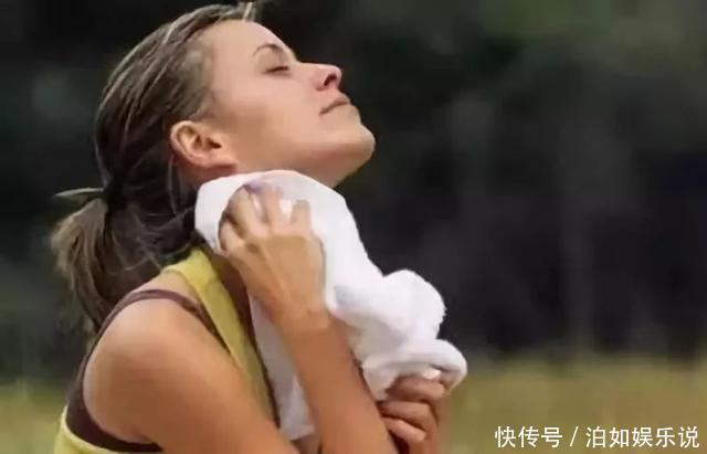無(wú)論男女，汗從哪里來(lái)，病也跟著來(lái)，夏天愛(ài)出汗的人，別太晚看到
