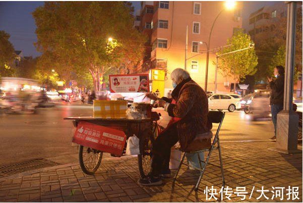 创业|洛阳78岁老人街头摆摊创业：自己挣钱，比跟别人张嘴要强