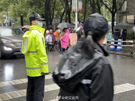 武汉中小学、幼儿园雨中开学 多措并举为莘莘学子保驾护航