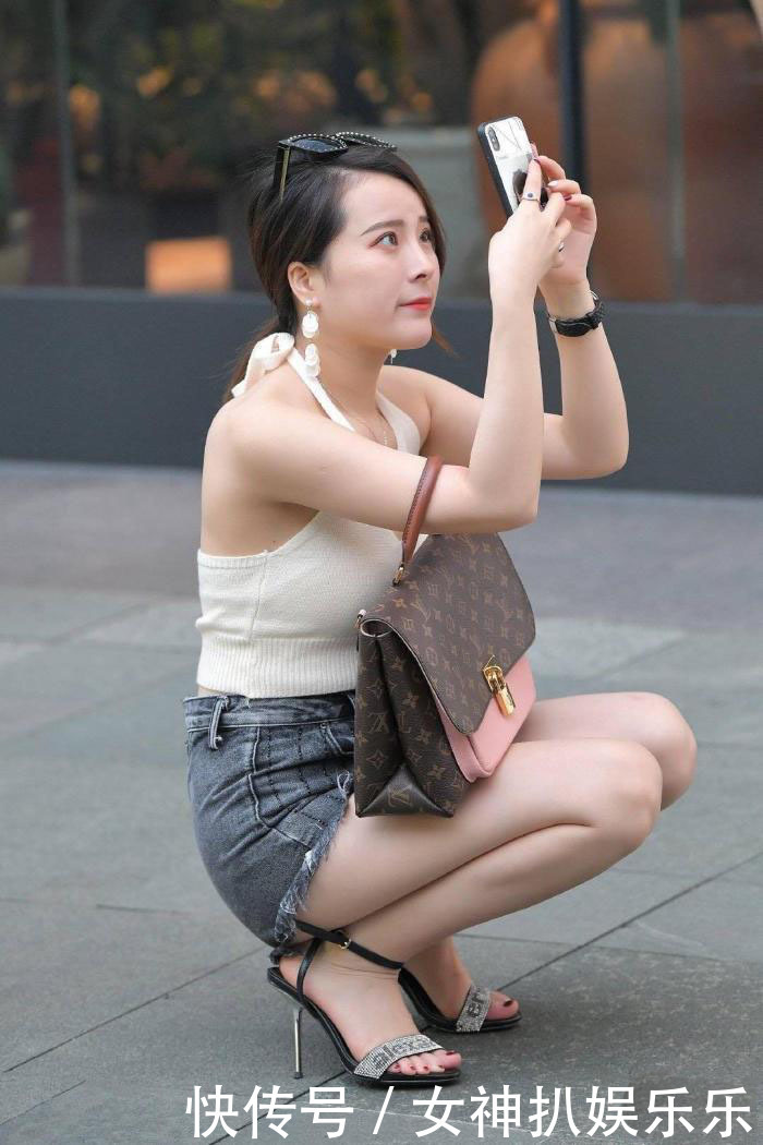 别小瞧杏色“背心”,穿上身显胖壮,却很清凉一夏吧