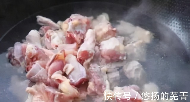 炖鸡汤先焯水就错了，直接下锅炖也不对，掌握这些技巧鸡汤才鲜香！