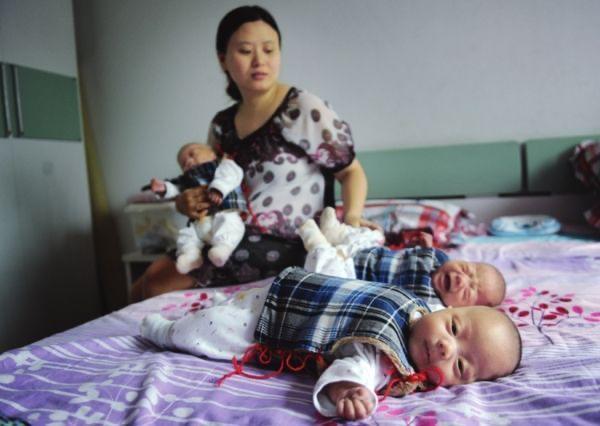 保姆|三胞胎孩子求抱抱，妈妈的做法，姥姥看到后心里止不住的心酸