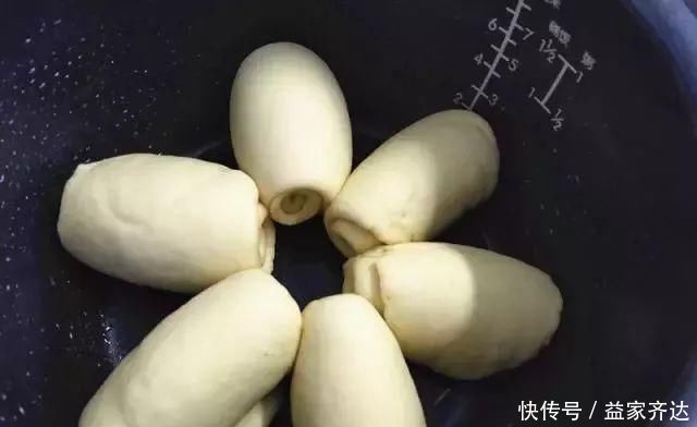 家里有面粉和鸡蛋,就能做面包,不用烤箱,有电饭锅或都蒸锅就行