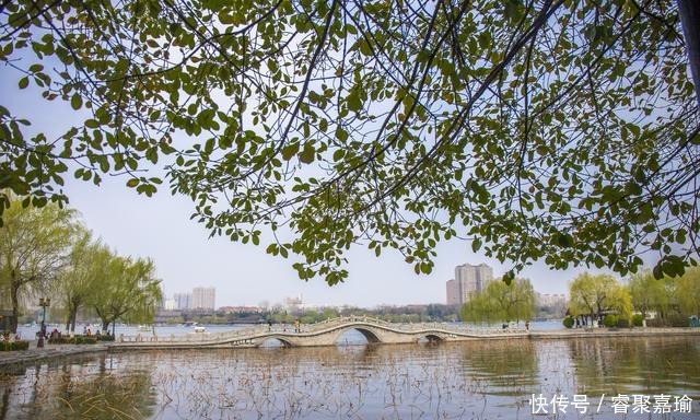 济南离不开泉水，清晨的曲水亭街才是它本来的样子，你去过了吗？