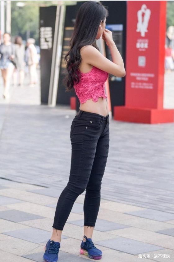 牛仔 “肚兜”式的上衣搭配“刀刮”式的休闲牛仔,展现不一样的美