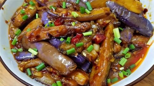 小米辣|夏天要常吃茄子,教你一个下饭做法,我家一周吃3回,实在太香了