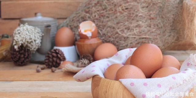 水煮鸡蛋时,不要直接放进下锅,牢记2技巧,鸡蛋软嫩好剥壳!