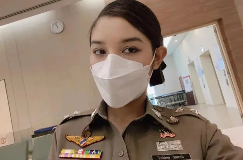 泰国“美女警察”晒泳衣照，身材紧致苗条似少女，被指有损警察形象，拒绝道歉！