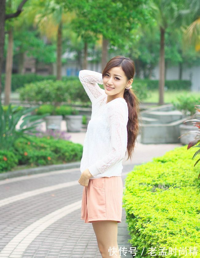 透视|粉色超短裤搭配白色雪纺上衣,甜美感十足