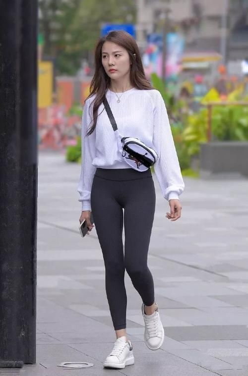 瑜伽|路人街拍卫衣配瑜伽裤的小姐姐,经典黑白风,修身又时尚