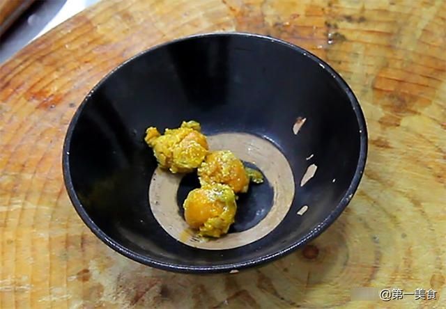 豆腐|豆腐怎么做才好吃，厨师长教你做咸蛋黄豆腐，鲜嫩入味，营养丰富