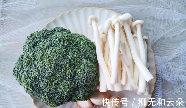 西蓝花炒白玉菇|家常西蓝花炒白玉菇，味道清淡又鲜美，大人小孩都爱吃！