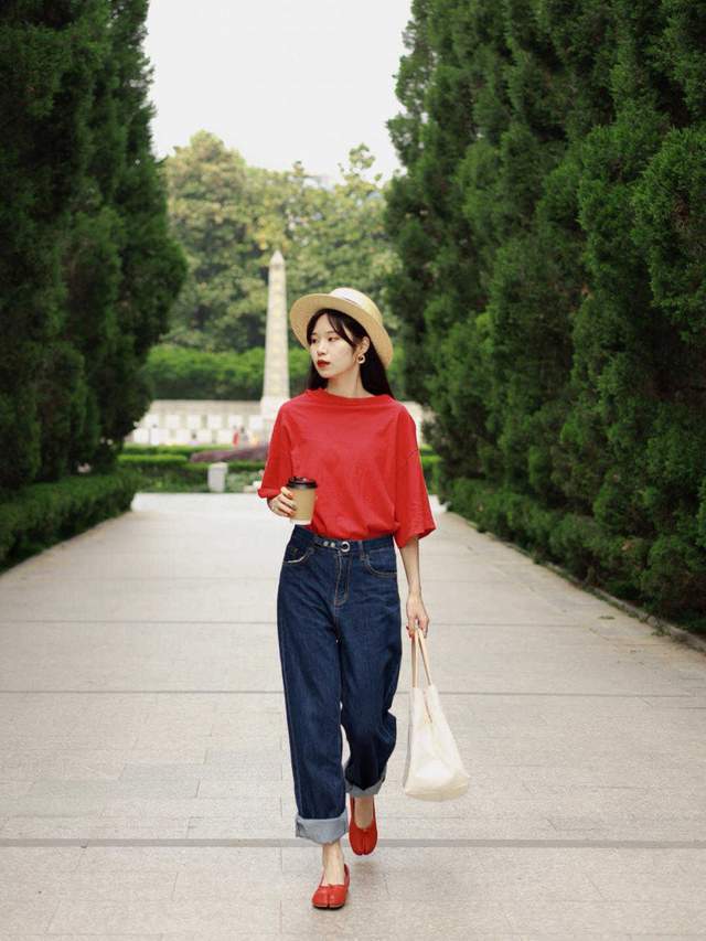 紧身裤|不挑年龄的“红色”T恤,搭配牛仔裤简约又通勤,可甜可咸