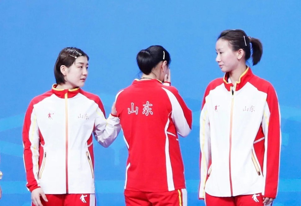 颁奖典礼|太暖了！陈梦与队友互送安慰，辽宁全队乐开花，孙颖莎满脸不开心