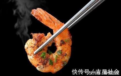 症状|吃海鲜时,出现“症状”,八成是过敏,别不当回事!