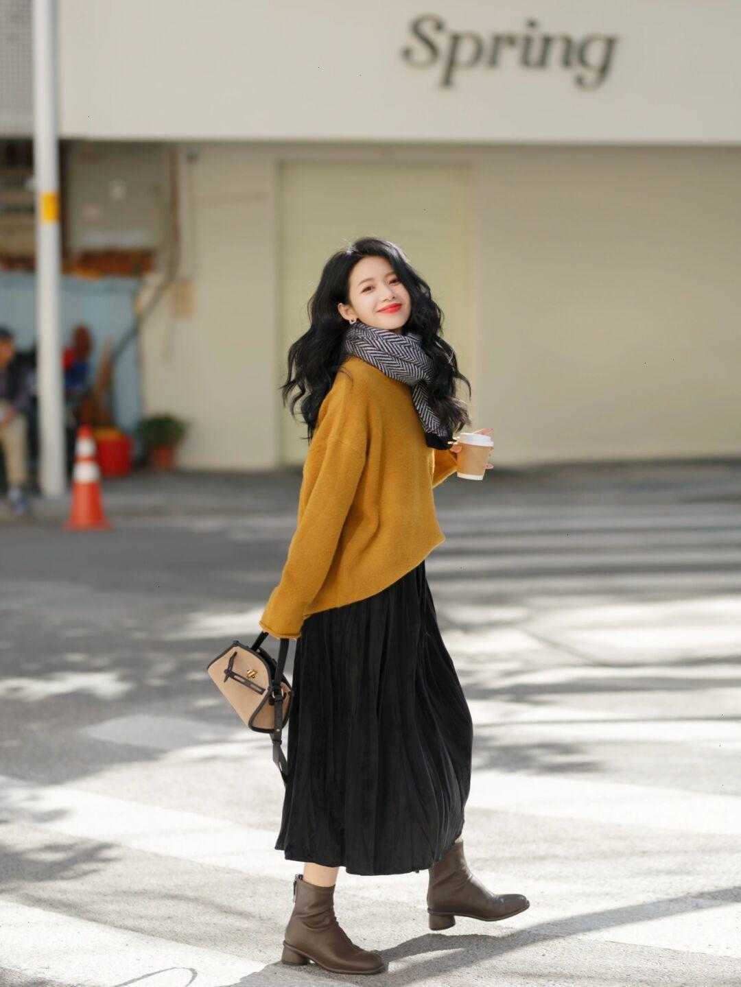 靴子 今年靴子流行“穿粗不穿细”,稳重大方又百搭,保暖舒适不累脚