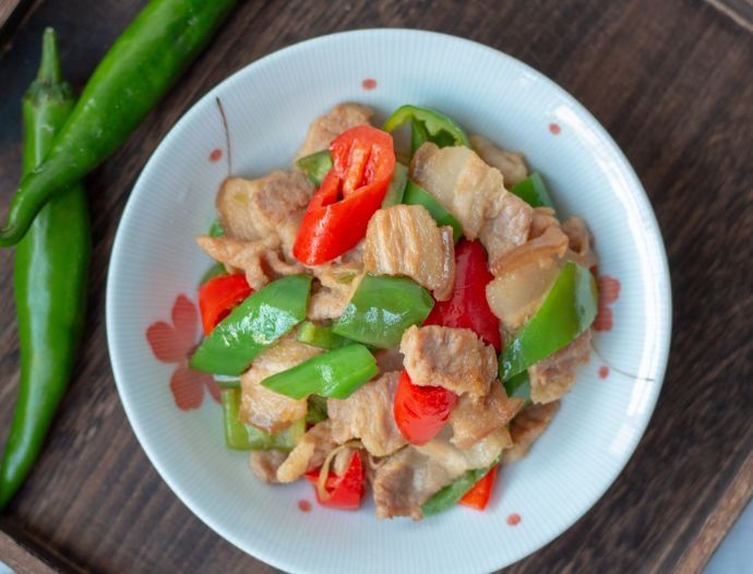 炒猪肉，直接下锅炒就外行了！大厨教你2招，肉香嫩软滑，不粘锅